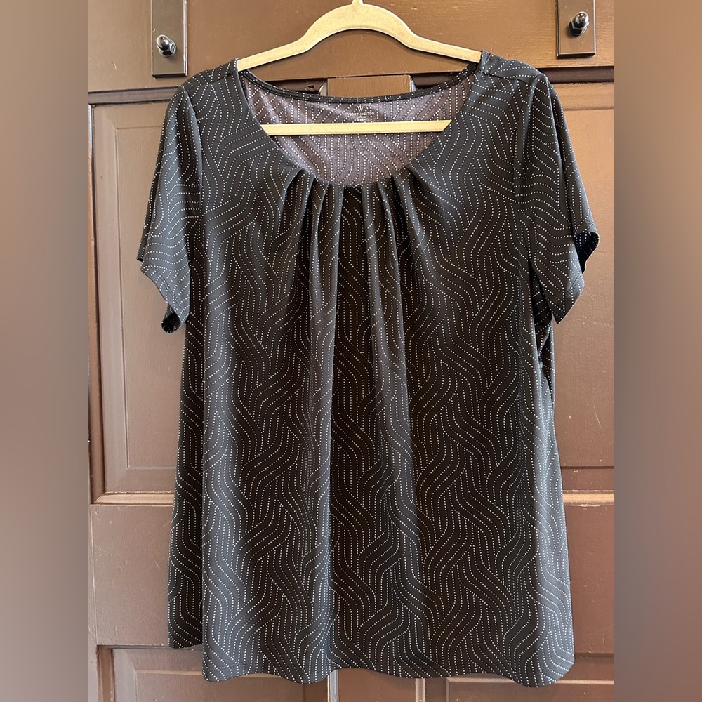 Worthington Short Sleeve Stretch Top Size 0X Black With Blue Dots Blouse